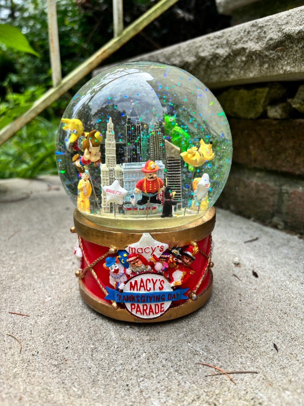 2002 Macy's Thanksgiving Day Parade Musical Snowglobe in Box